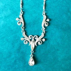 2/35$  NWT 1928 rhinestones and silver tone  necklace